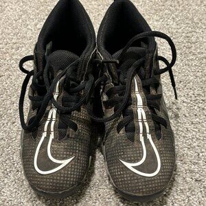 Nike Kids black football cleats C13